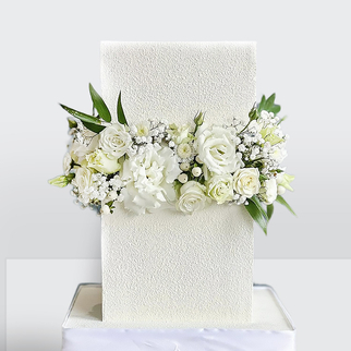 0 Свадебный торт с цветами куб велюр с нежным декором и бархатной текстурой оформления