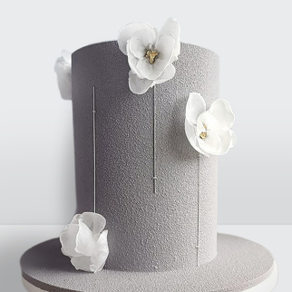 0 Свадебный торт велюровый серый с цветами с лаконичным декором и бархатной текстурой покрытия