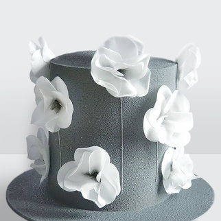 0 Свадебный торт велюровый серый с цветами с лаконичным декором и бархатной текстурой покрытия