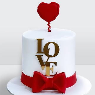 0 Торт с красным сердцем и красным бантом надписью LOVE с ярким декором и романтичной композицией