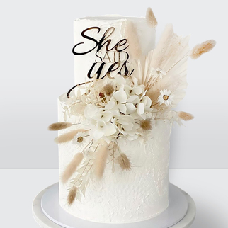 Свадебный торт в стиле Бохо с сухими цветами и надписью с натуральным декором и атмосферой легкости