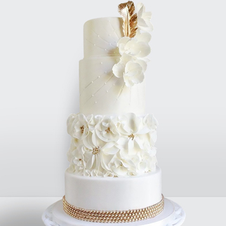Торт c цветами и золотым украшением 4 яруса