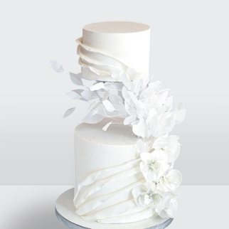 Торт белый 3 яруса с цветами и драпировкой