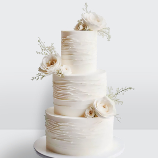 Торт белый 3 яруса с розами и драпировкой