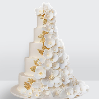 Свадебный торт классический с белыми цветами 5 ярусов