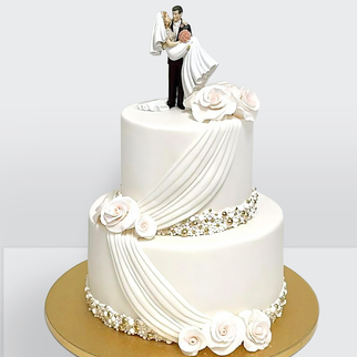 0 Свадебный торт с фигурками жениха и невесты с розами и драпировкой