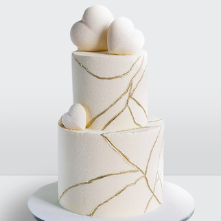 Торт белый в стиле минимализм 2 яруса с сердечками с золотом