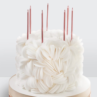 Торт белый со свечами задрапированный рисовой бумагой