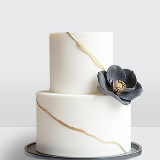 Торт в стиле минимализм 2 яруса с черным цветком и золотом