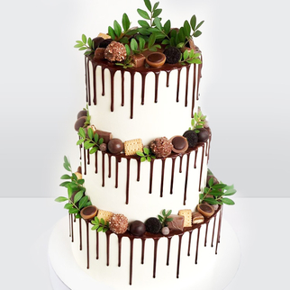 Торт 3 яруса облитый шоколадом со сладостями