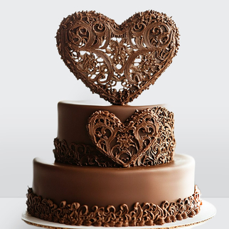 Торт шоколадный 2 яруса с узорами и большим шоколадным сердцем