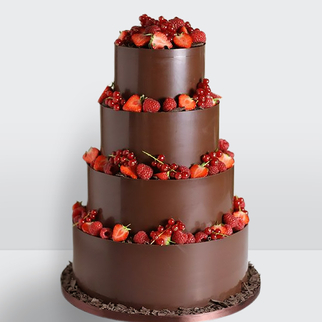 0 Торт шоколадный 3 яруса украшенный красными ягодами