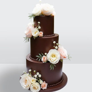 0 Торт шоколадный 3 яруса украшенный белыми розами