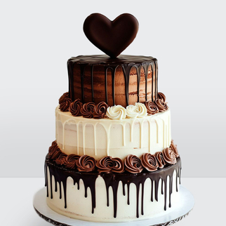 0 Торт шоколадный 3 яруса с розами облитый черным и белым шоколадом с сердцем
