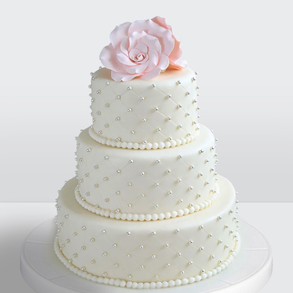 Торт 3 яруса мастичный белый украшенный жемчугом и розами