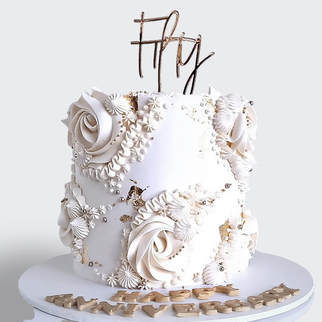 Торт белый с золотом украшенный цветами из сливок