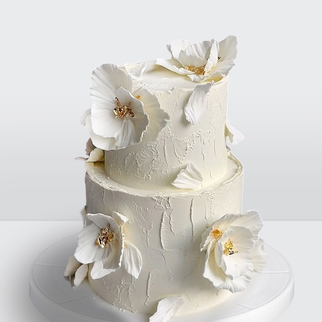 Торт 2 яруса в стиле минимализм белый со сливками и цветами