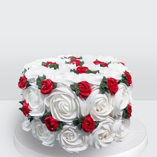 Торт белый с розами из сливок и красных кремовых роз