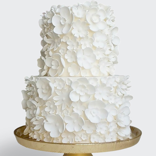 Торт 2 яруса белый из белых цветов мастика