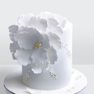 0 Торт велюровый с кристаллами и белым цветком из мастики