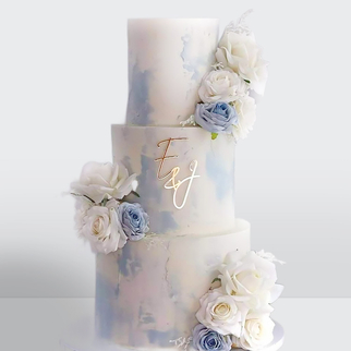 Торт 3 яруса с живыми розами, голубой мрамор с инициалами
