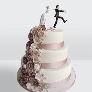 Торт с фигурками, бежевыми лентами и цветами из мастики 3 яруса