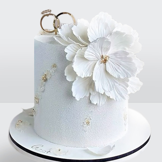 Торт велюровый белый с кольцами и цветком из мастики