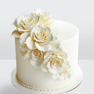 Торт небольшой с белыми розами из мастики