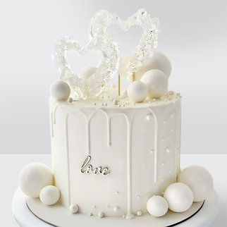 0 Торт с белой глазурью, шарами и сахарными сердцами