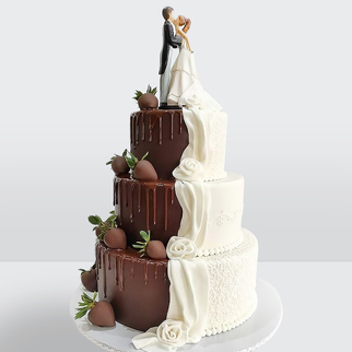 0 Торт 3 яруса шоколадный с клубникой и с фигурками жениха и невесты