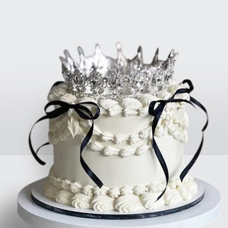 Торт белый ламбет с короной и черными лентами с изящным декором и контрастной композицией оформления
