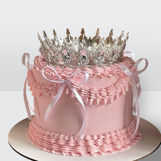 Торт ламбет розовый с короной и лентами с изящным декором и гармоничной композицией оформления