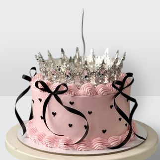 Торт розовый ламбет с короной и черными лентами с изящным декором и контрастной композицией оформления