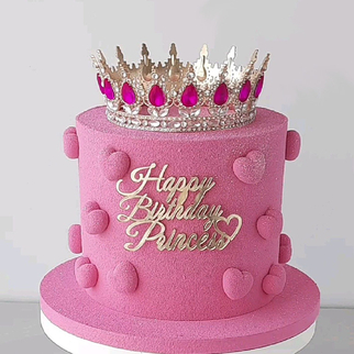 Торт велюровый розовый с сердечками и короной и надписью с нежным декором и романтичной композицией