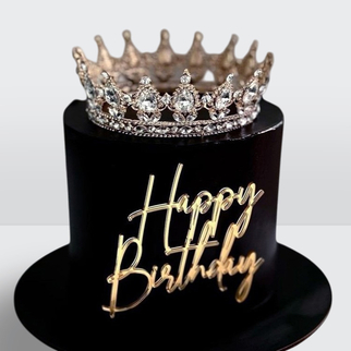 Торт черный в стиле минимализм с золотой короной и надписью с лаконичным декором и стильной композицией