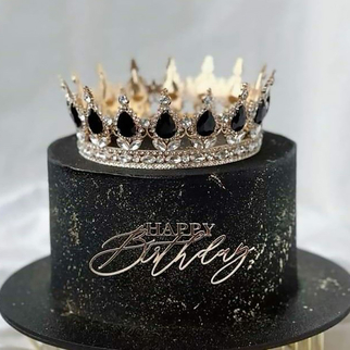 Торт черный мраморный с золотой короной и надписью с эффектным декором и благородной текстурой