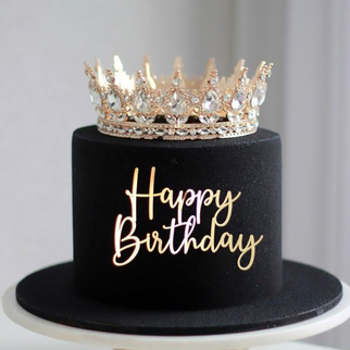 Торт велюровый черный с золотой короной и надписью с эффектным декором и бархатной текстурой