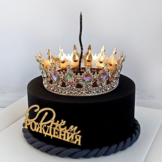 Торт черный с золотой короной и свечой с надписью эффектным декором и стильной композицией