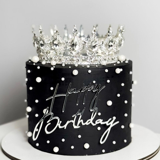 Торт черный с белыми бусинами короной и надписью с контрастным декором и стильной композицией