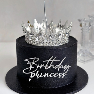 Торт черный в стиле минимализм с серебряной короной и свечой с лаконичным декором и стильной композицией