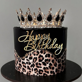 Торт черный леопардовый с золотой короной с черными камнями и надписью с эффектным декором и стильной композицией