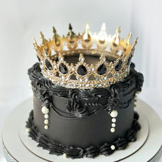 Торт черный ламбет с бусинами и короной с изящным декором и эффектной контрастной композицией