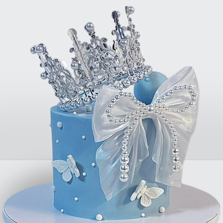 Торт голубой с бантом короной и бабочками с нежным декором и сказочной композицией оформления