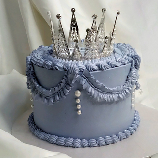 Торт голубой в стиле ламбет с серебряной короной с изящным декором и элегантной композицией