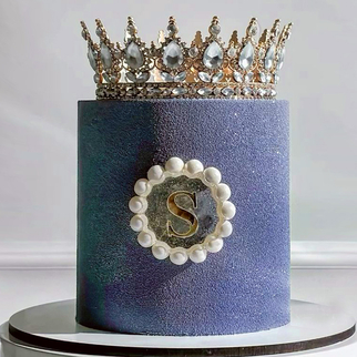 Торт синий велюровый с золотой короной и гербом с эффектным декором и благородной композицией