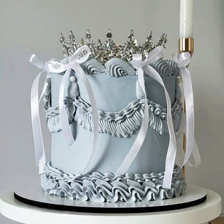 Торт голубой в стиле ламбет с серебряной короной и лентами с изящным декором и праздничной композицией