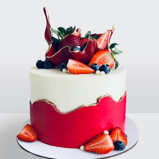Торт красно белый с ягодами клубника и голубика
