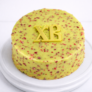 Бенто торт в шоколадной глазури с кусочками сублимированных ягод и золотой надписью ХВ